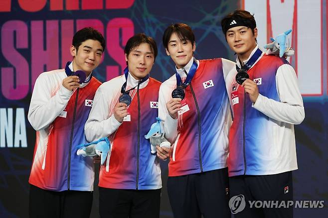 남자 사브르 단체전 은메달 획득한 오상욱(오른쪽부터), 도경동, 박상원, 황희근[로이터=연합뉴스]