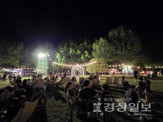 ▲ 지난 29일부터 울산대공원 현충탑 인근에서 열린 '가든 나이트 마켓'을 찾은 시민들이 버스킹 공연을 감상하고 체험·먹거리·판매 부스 등을 방문하며 문화 피서를 즐기고 있다.