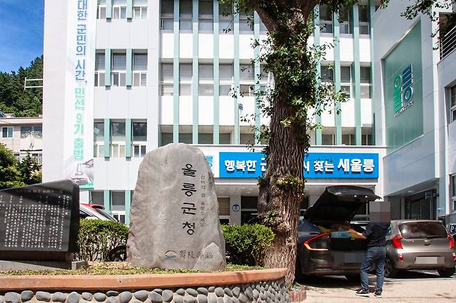 31일 대형 숙박시설 건립 사업의 인허가권을 쥔 울릉군청 소속 공무원이 수년에 걸쳐 1000만 원 상당의 금품을 수수하고, 무리한 행정 변경 등 ‘갑질 행정’을 벌였다는 고발장이 울릉경찰서에 접수되면서 파장이 일고 있다. /황진영 기자