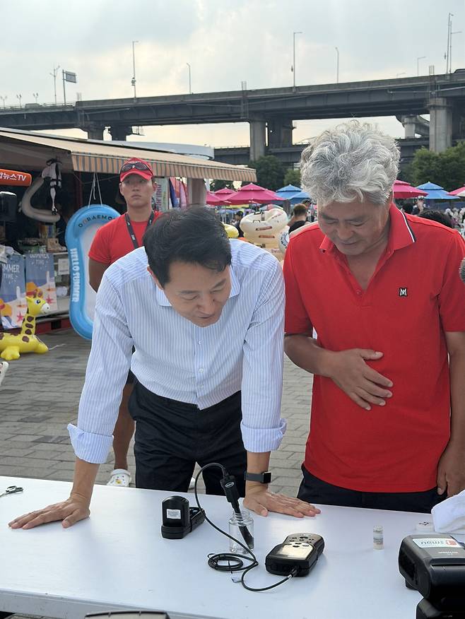 오세훈 서울시장이 31일 광진구 뚝섬한강공원 야외수영장에서 수질 간이검사를 진행하고 있다.(사진=양지윤 기자)