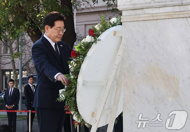 이재명 대통령이 30일(현지시간) 칠레 산티아고 건국영웅 오히긴스 동상을 찾아 헌화하고 있다. 2026.7.31 ⓒ 뉴스1 허경 기자