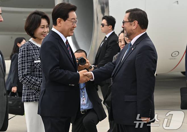 이재명 대통령이 29일(현지시간) 칠레 산티아고 아르투로 메리노 베니테스 공항에 도착해 환영객들과 인사하고 있다. 2026.7.30 ⓒ 뉴스1 허경 기자