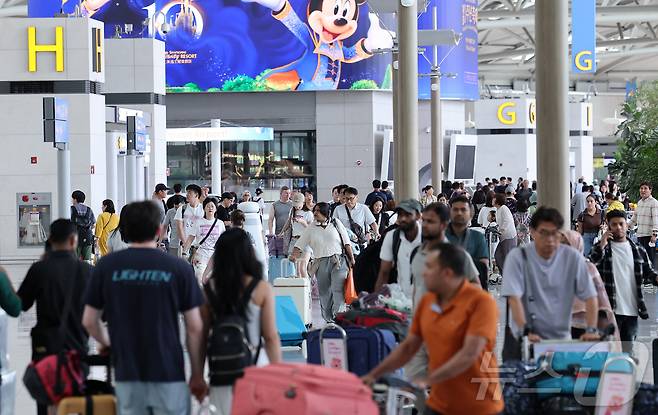 본격적인 여름 휴가철이 시작된 30일 인천국제공항 제1여객터미널이 여행객들로 붐비고 있다. 2026.7.30 ⓒ 뉴스1 김성진 기자