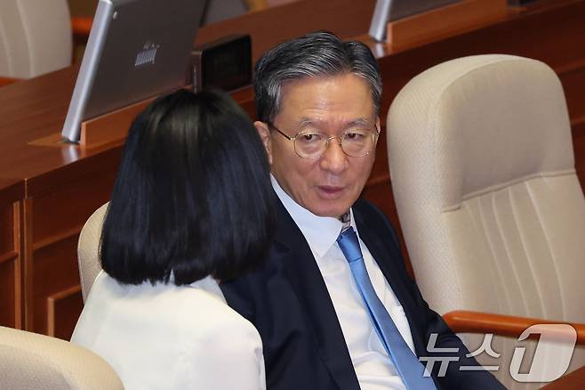 정성호 법무부 장관과 김남희 더불어민주당 의원이 30일 서울 여의도 국회에서 열린 제437회국회(임시회) 제3차 본회의에서 대화하고 있다. 2026.7.30 ⓒ 뉴스1 신웅수 기자