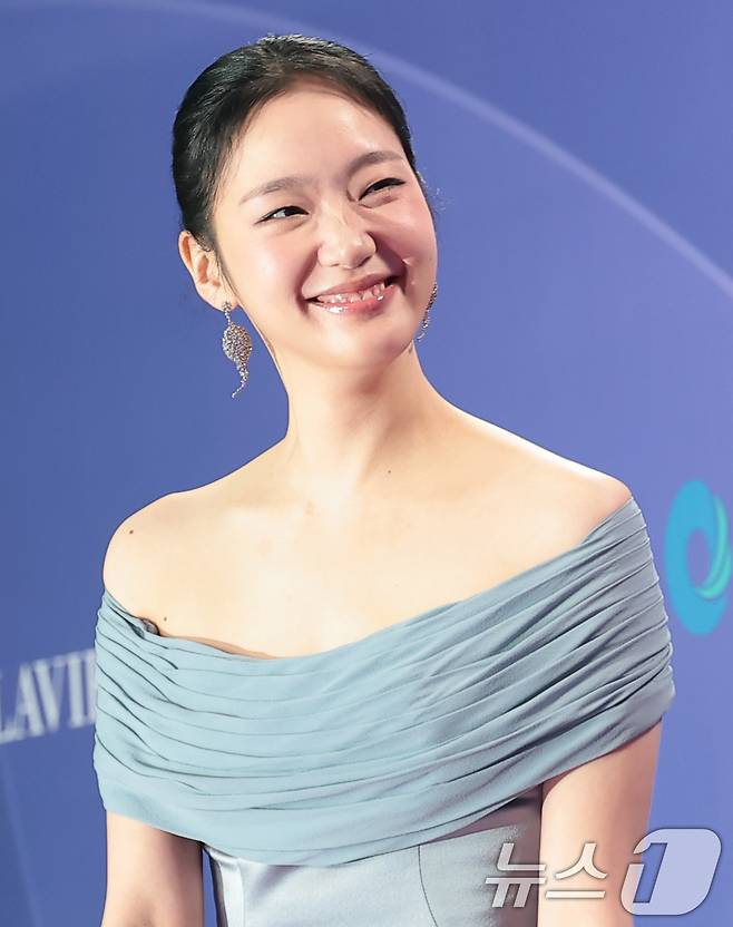 배우 김고은이 31일 인천 중구 파라다이스시티에서 열린 ‘제5회 청룡시리즈어워즈’에 레드카펫 행사에 참석해 포즈를 취하고 있다. 2026.7.31 ⓒ 뉴스1 권현진 기자