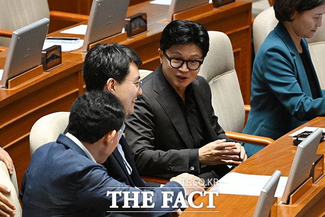 뚜렷한 반전 계기를 마련하지 못한 한 의원이 당분간 정책 현안에 집중하는 행보를 이어갈 것이란 분석이 나온다. 사진은 한 의원이 23일 오후 서울 여의도 국회에서 열린 제437회 국회(임시회) 2차 본회의에 참석하고 있는 모습. /서예원 기자
