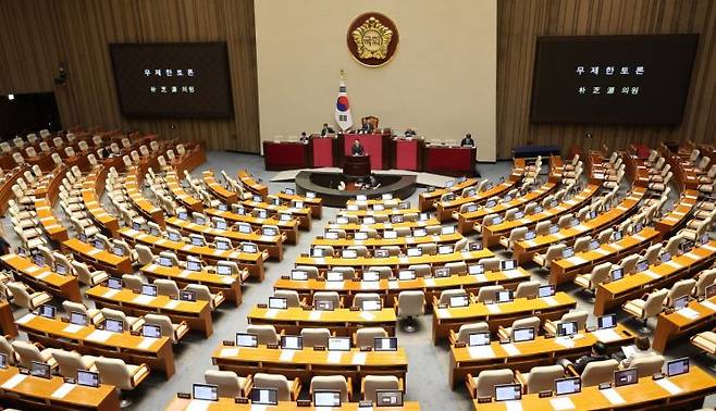박지원 더불어민주당 의원이 31일 국회 본회의장에서 형사소송법 개정안에 대해 필리버스터를 하고 있는 모습. 연합뉴스 제공