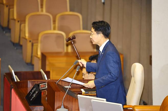 조정식 국회의장이 31일 오후 국회 본회의장에서 ‘검사 보완수사권 전면 폐지’가 담긴 형사소송법 일부개정법률안을 통과시키는 의사봉을 두드리고 있다. 김혜윤 기자 unique@hani.co.kr
