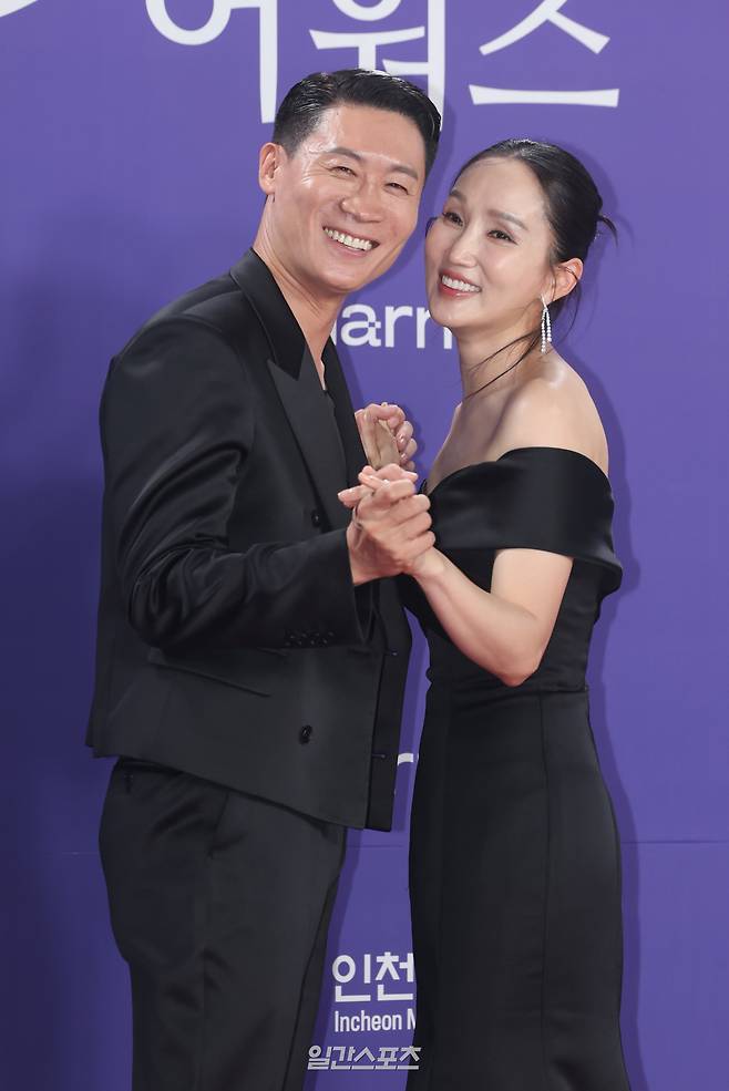 배우 진선규, 박보경이 31일 오후 인천 파라다이스시티에서 열린 제5회 청룡시리즈어워즈 레드카펫 행사에 참석해 포토타임을 갖고 있다. 인천=서병수 기자 qudtn@edaily.co.kr /2026.07.31/