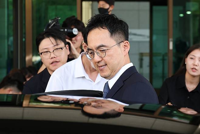 검사의 직접, 보완 수사 권한을 전면 폐지하는 형사소송법 개정안이 국회 본회의를 통과한 31일 구자현 검찰총장 직무대행이 사의를 표명한 뒤 서초동 대검찰청을 떠나고 있다. 2026.7.31 [사진=연합뉴스]