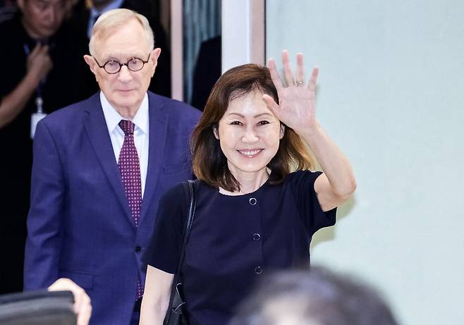 트럼프 2기 행정부 첫 주한 미국대사에 부임한 미셸 스틸 대사가 30일 인천국제공항 제2여객터미널을 통해 입국하며 인사하고 있다. 스틸 대사는 이날 발표한 성명에서 “한·미 동맹은 세계에서 가장 강력한 동맹 중 하나로 자리 잡았다”고 말했다. 왼쪽은 남편 숀 스틸 변호사. [공항사진기자단]