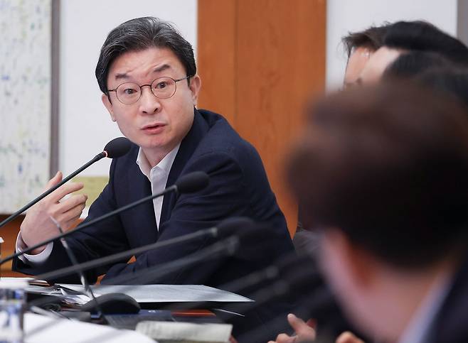 이억원 금융위원장이 지난 21일 청와대에서 열린 이재명 대통령 주재 국무회의에서 이 대통령의 단일종목 레버리지 ETF 관련 질문에 대답하고 있다. 연합뉴스