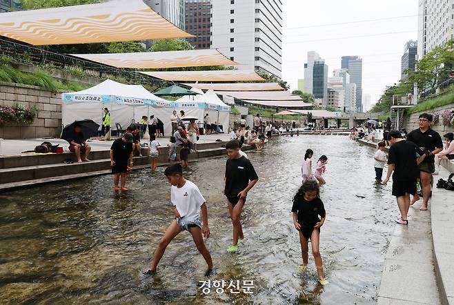 ‘청계천 물 첨벙첨벙’ 행사가 시작된 31일, 시민들이 청계천을 걷고 있다.