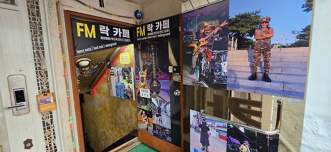 ‘헤비메탈·하드락·언더그라운드’를 내건 FM락카페 입구. 지하로 이어지는 계단 옆으로 황씨의 사진이 빼곡히 붙어 있다.