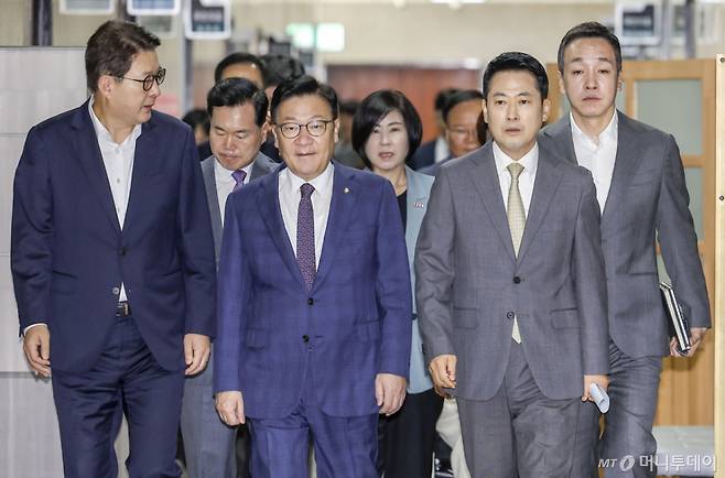 [서울=뉴시스] 정병혁 기자 = 장동혁 국민의힘 대표와 정점식 원내대표를 비롯한 당 지도부가 30일 서울 여의도 국회에서 열린 최고위원회의에 참석하고 있다. 2026.07.30. jhope@newsis.com /사진=정병혁