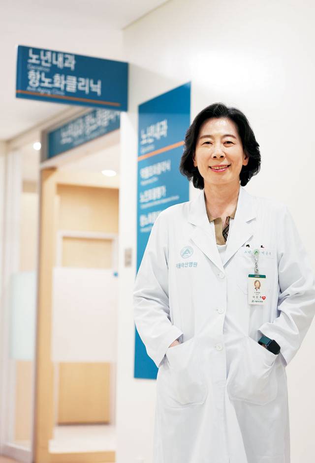 이은주 서울아산병원 노년내과 교수가 29일 서울 송파구 서울아산병원 노년내과 진료실 앞에서 환하게 웃고 있다. 이 교수는 인구 5명당 1명은 65세 이상 노인인 초고령사회에 진입한 만큼, 진료 후 일상으로의 복귀를 돕는 진료-지역돌봄 연계의 중요성을 강조했다. 박윤슬 기자