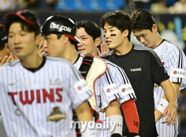2026년 7월 30일 오후 서울 잠실구장에서 열린 '2026 신한 SOL KBO리그' 키움 히어로즈와 LG 트윈스의 경기.LG 임찬규가 5-3으로 승리한 뒤 기뻐하고 있다./잠실=유진형 기자