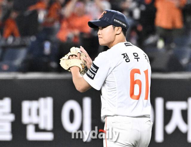 14일 오후 대전 한화생명볼파크에서 진행된 '2026 프로야구 KBO리그' 한화이글스와 삼성 라이온즈의 경기. 한화 정우주가 7회초 무사 만루서 전병우를 병살타로 처리한 뒤 박수를 치고 있다./마이데일리