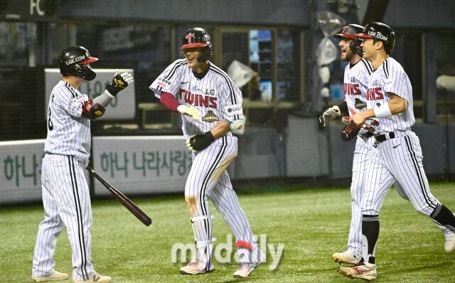 2026년 7월 30일 오후 서울 잠실구장에서 열린 '2026 신한 SOL KBO리그' 키움 히어로즈와 LG 트윈스의 경기.LG 송찬의가 6회말 무사 1.2루서 역전 3점 홈런을 친 뒤 기뻐하고 있다./잠실=유진형 기자