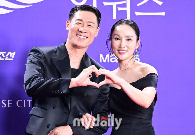 배우 진선규, 박보경 부부가 31일 인천 파라다이스시티 호텔에서 진행된 제5회 청룡시리즈어워즈 레드카펫 행사에 참석했다. / 한혁승 기자(hanfoto@mydaily.co.kr)