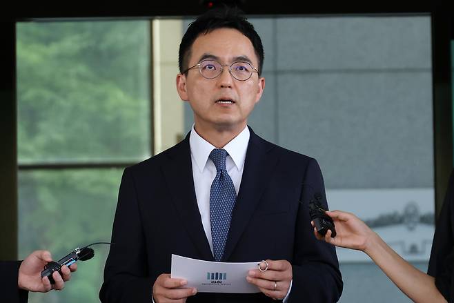 검사의 직접, 보완 수사 권한을 전면 폐지하는 형사소송법 개정안이 국회 본회의를 통과한 31일 구자현 검찰총장 직무대행이 서초동 대검찰청을 나서며 입장을 말하고 있다.[연합]