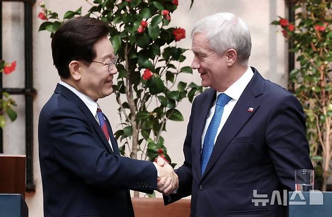 [산티아고=뉴시스] 김진아 기자 = 이재명 대통령과  호세 안토니오 카스트 칠레 대통령이 30일(현지 시간) 산티아고 대통령궁에서 공동언론발표를 마치고 악수를 하고 있다. 2026.07.31. bluesoda@newsis.com