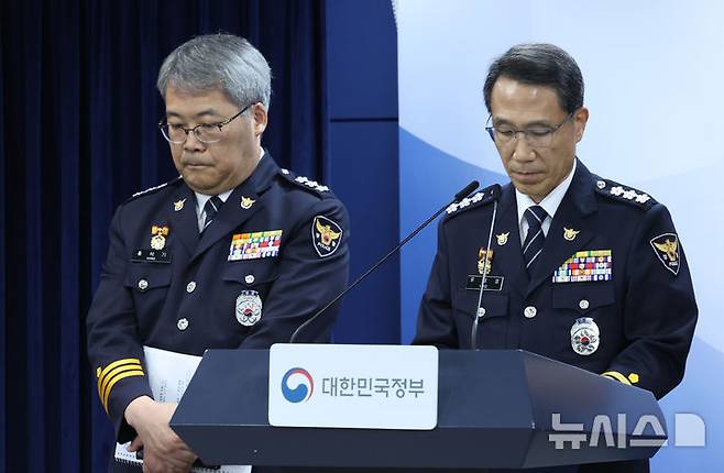 [서울=뉴시스] 조수정 기자 = 유재성 경찰청장 직무대행이 16일 오후 서울 종로구 정부서울청사에서 윤호중 행정안전부 장관의 경찰수사 내부비리 근절 및 민주적 통제 강화 관련 대국민 담화문 발표가 끝난 뒤 기자들의 질문에 답하며 자료를 보고 있다. 왼쪽은 홍석기 국가수사본부장. 2026.07.16. chocrystal@newsis.com