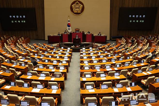 [서울=뉴시스] 고범준 기자 = 김미애 국민의힘 의원이 31일 서울 여의도 국회에서 열린 제437회 국회(임시회) 제3차 본회의에서 국회법 일부개정법률안에 대한 무제한 토론(필리버스터)을 하고 있다. 2026.07.31. bjko@newsis.com