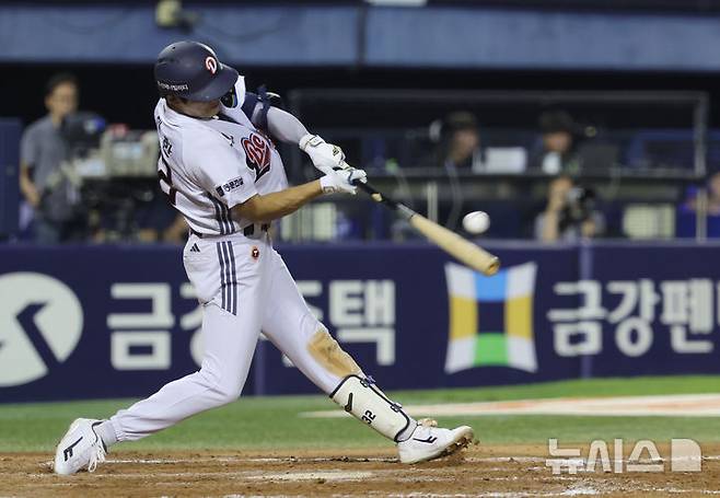[서울=뉴시스] 홍효식 기자 = 24일 서울 송파구 잠실야구장에서 열린 2026 KBO 리그 삼성 라이온즈와 두산 베어스의 경기, 8회말 2사 1,3루 두산 김대한이 1타점 1루타를 치고 있다. 2026.07.24. yesphoto@newsis.com