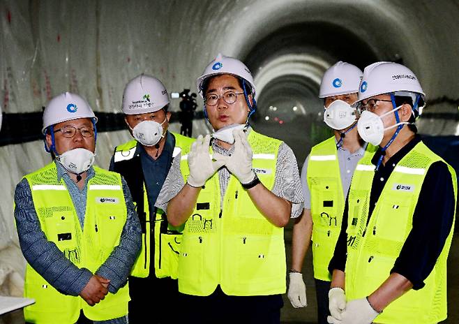 박찬대 시장이 지난 10일 서울7호선 청라 연장선 3공구 현장을 점검하고 있다. 인천시 제공