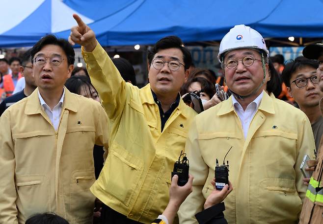 박찬대 시장이 지난 20일 서해구 물류센터 화재현장에서 윤호중 행정안전부장관과 피해상황 등을 점검하고 있다. 인천시 제공