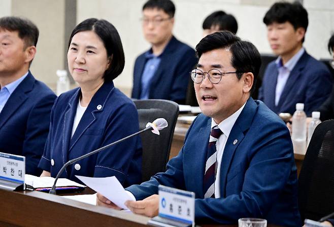박찬대 시장과 남영희(왼쪽) 글로벌도시정무부시장이 지난 20일 시청 영상회의실에서 열린 '민선9기 제1회 시장, 군수·구청장 정책회의'에서 군수·구청장들과 주요 안건을 논의하고 있다. 인천시 제공