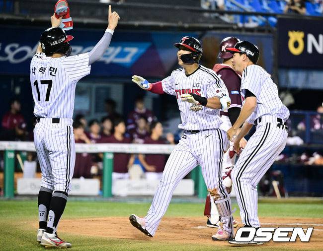 [OSEN=잠실, 조은정 기자]30일 서울 잠실야구장에서 2026 신한 SOL KBO리그 LG 트윈스와 키움 히어로즈의 경기가 열렸다.이날 LG는 임찬규, 키움은 안우진을 선발로 내세웠다. 6회말 무사 1,2루에서 LG 송찬의가 역전 좌월 스리런 홈런을 날린 뒤 축하를 받고 있다. 2026.07.30 /cej@osen.co.kr