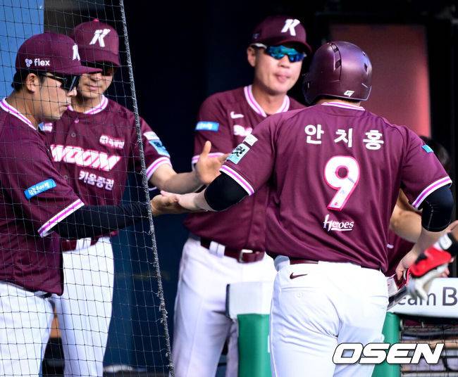 [OSEN=잠실, 조은정 기자]30일 서울 잠실야구장에서 2026 신한 SOL KBO리그 LG 트윈스와 키움 히어로즈의 경기가 열렸다.이날 LG는 임찬규, 키움은 안우진을 선발로 내세웠다. 1회초 2사 2,3루에서 키움 김건희의 2타점 2루타에 안치홍이 득점을 올린 뒤 설종진 감독의 환영을 받고 있다. 2026.07.30 /cej@osen.co.kr