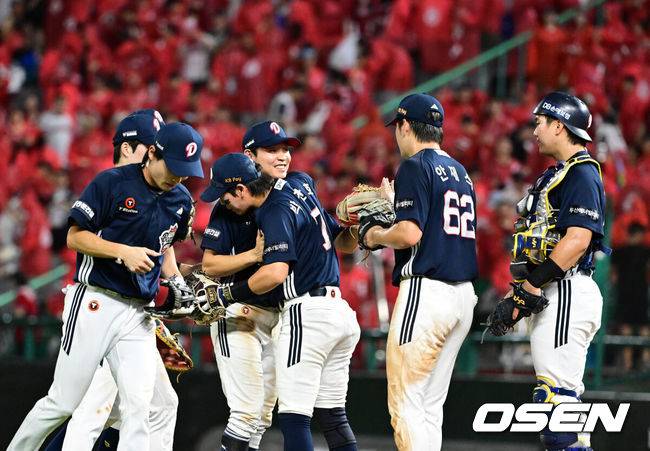 [OSEN=인천, 지형준 기자] 프로야구 두산 베어스가 극적인 역전승을 거두며 위닝 시리즈를 가져왔다.&nbsp;두산은 30일 인천 SSG랜더스필드에서 열린 ‘2026 신한은행 SOL Bank KBO리그’ SSG 랜더스와의 경기에서 5-3 역전승을 거뒀다. 이날 승리로 주중 3연전 위닝시리즈를 달성했다.&nbsp;경기를 마치고 두산 선수들이 승리를 기뻐하고 있다. 2026.07.30 / jpnews@osen.co.kr