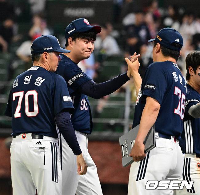[OSEN=인천, 지형준 기자] 프로야구 두산 베어스가 극적인 역전승을 거두며 위닝 시리즈를 가져왔다.&nbsp;두산은 30일 인천 SSG랜더스필드에서 열린 ‘2026 신한은행 SOL Bank KBO리그’ SSG 랜더스와의 경기에서 5-3 역전승을 거뒀다. 이날 승리로 주중 3연전 위닝시리즈를 달성했다.&nbsp;경기를 마치고 두산 이영하가 김원형 감독, 홍원기 코치와 승리를 기뻐하고 있다. 2026.07.30 / jpnews@osen.co.kr
