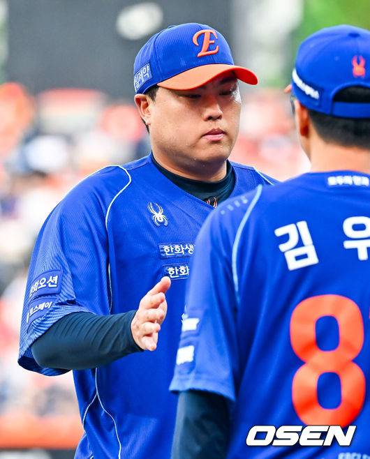 [OSEN=대전, 민경훈 기자] 19일 대전 한화생명 볼파크에서 2026 신한 SOL KBO리그 한화 이글스와 키움 히어로즈의 경기가 열렸다.이날 한화는 류현진, 키움은 박준현이 선발로 나섰다.1회초를 마친 한화 선발 류현진이 덕아웃으로 향하며 하이파이브를 하고 있다. 2026.07.19 / rumi@osen.co.kr