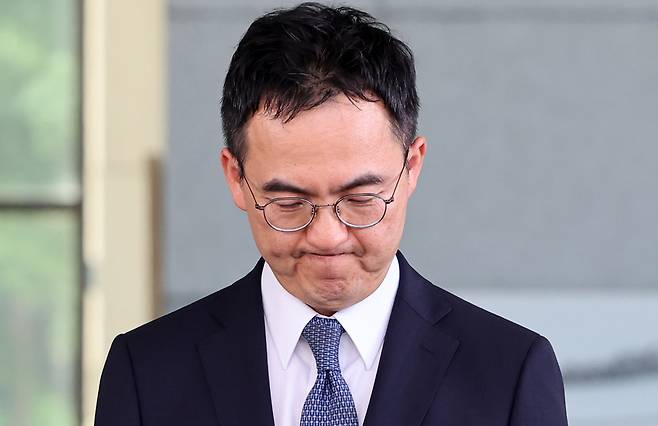검찰 보완수사권 폐지를 골자로 한 형사소송법 개정안이 국회 본회의를 통과한 31일 구자현 검찰총장 직무대행이 서울 서초구 대검찰청 청사를 나서며 입장을 밝히고 있다. 뉴시스
