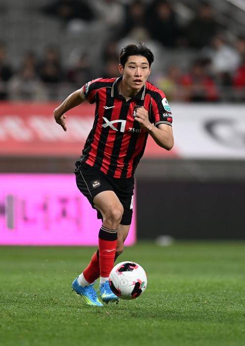 손정범이 4월 21일 서울월드컵경기장에서 열린 하나은행 K리그1 부천FC와의 경기에서 드리블을 하고 있다. 사진 제공=FC서울