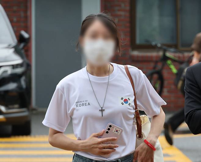 6·3 지방선거 개표소로 사용된 올림픽공원 핸드볼경기장 앞에서 체육단체 직원들의 사무실 진입을 홀로 막아 업무 방해 혐의를 받는 30대 여성이 지난 10일 서울 송파경찰서에서 조사받기 위해 출석하고 있다. 강성 보수 성향의 온라인 커뮤니티에서는 이 여성을 두고 '올림픽공원 잔다르크'의 줄임말인 '올다르크'라 부르며 추앙하는 움직임이 일었다. ⓒ연합뉴스