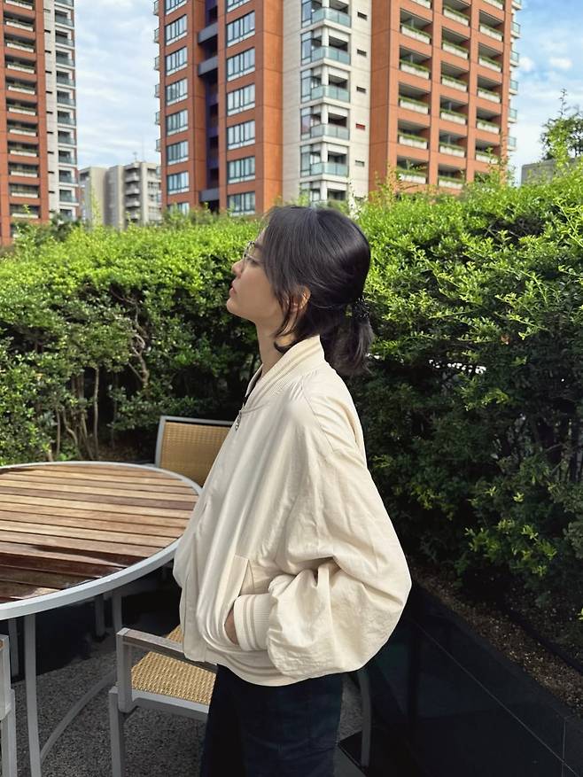 Actor Song Hye-kyo shared updates on his recent activities through social media, revealing photos of his relaxed daily life and flawless, smooth skin. In the photos, Song Hye-kyo is seen spending time on a terrace wearing a baseball jacket, showcasing his innocent charm with natural makeup.He particularly captivated attention by displaying his unchanging beauty, revealing clear, flawless skin even under lighting. His appearance enjoying his daily life in comfortable attire drew admiration from fans.Meanwhile, Song Hye-kyo is awaiting the release of the Netflix series *Slowly, Intensely*.