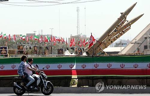 이란 수도 테헤란의 아자디 광장에 전시된 졸파가르 미사일 [EPA 연합뉴스. 재판매 및 DB 금지]
