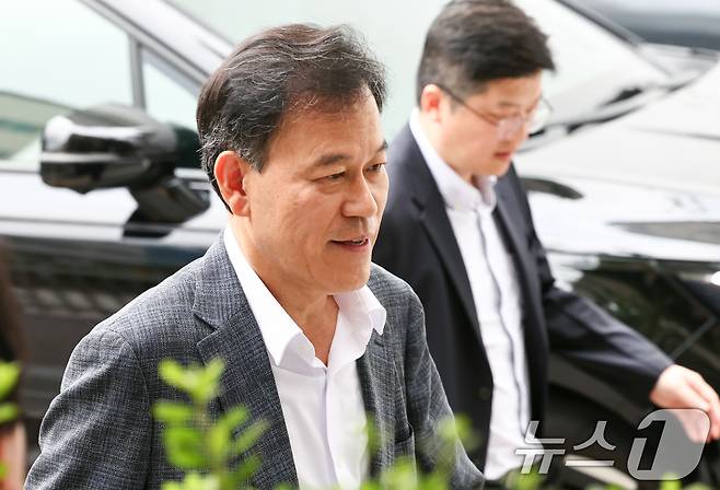직권남용권리행사방해 혐의를 받는 윤한홍 국민의힘 의원이 1일 경기 과천시 2차 종합특검 사무실에 피의자 신분으로 출석하고 있다.2026.8.1 ⓒ 뉴스1 최지환 기자