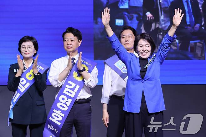 최민희 더불어민주당 최고위원 후보가 1일 대전 유성구 대전컨벤션센터에서 열린 당대표·최고위원 합동연설회에서 당원들에게 인사하고 있다. 2026.8.1 ⓒ 뉴스1 신웅수 기자