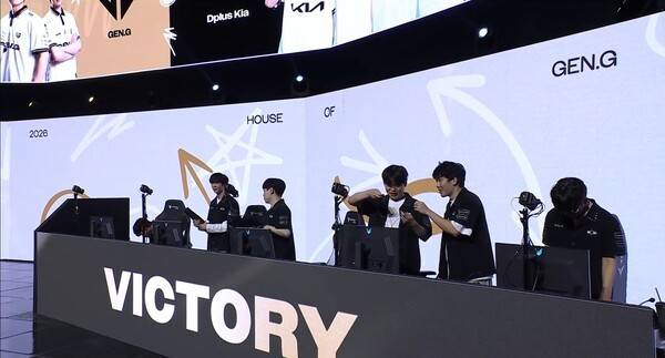 1일 DK가 경기도 고양시 일산 킨텍스 제1전시장 5홀 특설무대에서 열린 '2026 LoL 챔피언스 코리아(LCK)' 정규시즌 3라운드 팀 로드쇼 '하우스 오브 젠지'에서 젠지를 세트 스코어 2대0으로 완파했다. (▲GEN & DK =0:2). /사진=네이버 치지직 라이브영상 캡처