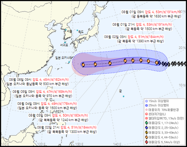 전국이 불볕더위로 들끓는 속 제13호 태풍 돌핀이 이날 오전 9시 괌 북동쪽 해상에서 서북서 방향으로 이동하고 있다. 이는 올해 발생한 태풍 중 가장 강력하다. /기상청 캡처
