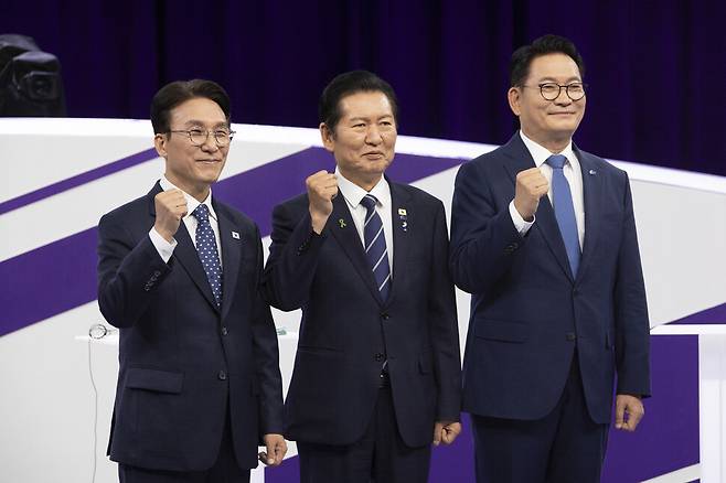 지난달 29일 서울 마포구 문화방송(MBC)에서 열린 더불어민주당 당대표 후보자 방송토론회에서 김민석(왼쪽부터)·정청래·송영길 후보가 기념사진을 찍고 있다. 국회사진기자단