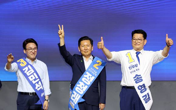 김민석(왼쪽부터), 정청래, 송영길 더불어민주당 당 대표 후보가 1일 대전컨벤션센터에서 열린 당 대표·최고위원 순회경선 합동연설회에서 인사하고 있다. [사진=연합뉴스]