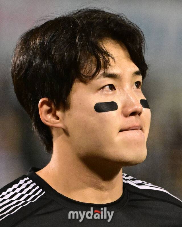 LG 임찬규가 승리 후 팬들의 열정적인 응원에 눈시울을 붉히고 있다 / 잠실 = 유진형 기자 zolong@mydaily.co.kr