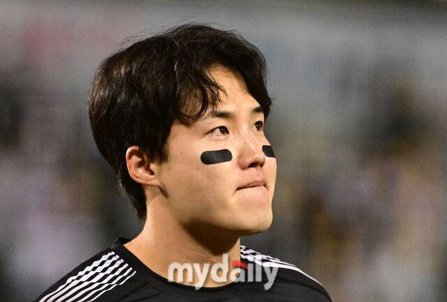 LG 임찬규가 승리 후 팬들을 보며 울컥하고 있다 / 잠실 = 유진형 기자 zolong@mydaily.co.kr